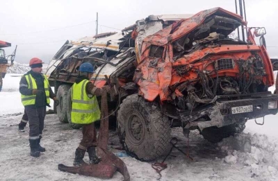 В Красноярском крае вахтовый автобус свалился в карьер, двое погибли