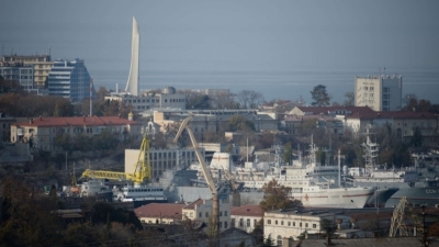 Маневры в Севастополе: Остановка паромной переправы в Керчи вызывает обсуждения и неудобства